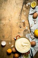 framställning majonnäs från ägg, vitlök och citron. foto