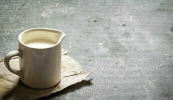 färsk mjölk i en mugg. foto