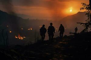 silhouetted soldater mot krig trasig landskap under dyster rökig himmel foto