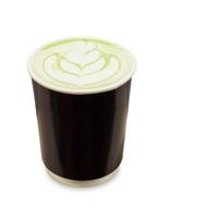 grönt te latte i pappersglas på vit bakgrund med urklippsbana foto