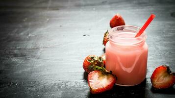 jordgubb smoothies med mogen bär. foto