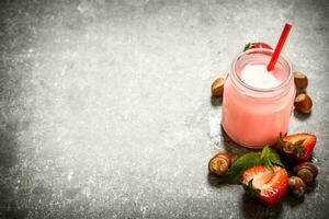 jordgubb smoothie med mjölk och nötter. foto
