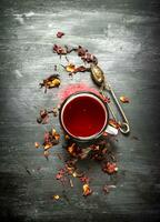 röd te med granatäpple. foto