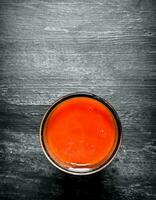 färsk tomat juice i de glas. foto