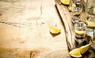 vodka i skott glasögon med citron. foto