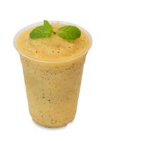 kall färsk passion smoothie i glas på vitt med urklippsbana foto