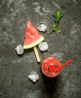 vattenmelon juice med mynta och is. foto