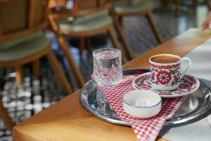 en kopp av turkiska kaffe på tabell utomhus- foto