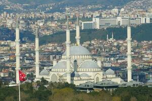 hög vinkel se av camlica moské i istanbul foto