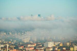 sällsynt tidigt morgon- vinter- dimma ovan de istanbul stad horisont en foto