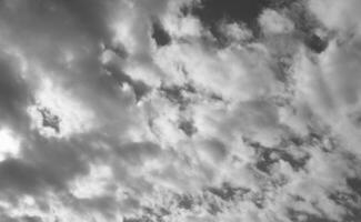 himmel med moln bakgrund i svart och vit foto