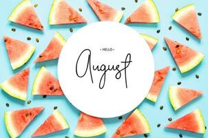 inskrift Hej augusti. färsk röd vattenmelon skiva isolerat ljus blå bakgrund. topp se, platt lägga. - bild foto
