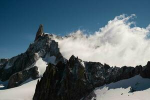 mont blanc berg räckvidd under de snö i valle d'aosta i courmayeur, i de sommar av 2023 foto