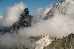 de snöig topp av mont blanc i de italiensk alps sett från punta hellbronner i juli 2023 foto