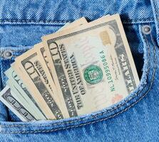papper amerikan dollar i de främre jeans ficka, foto