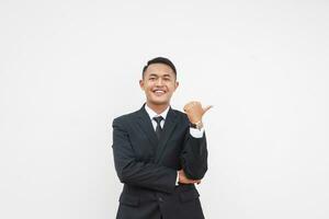 porträtt ung stilig asiatisk affärsman med Lycklig och leende ansikte finger pekande på kopia Plats isolerat på vit bakgrund foto