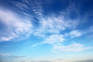 vit moln och blå himmel texturerad bakgrund foto