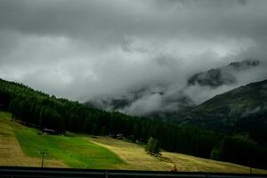 utmärkt landskap av livigno i valtellina med dess bergen i de sommar av 2023 foto