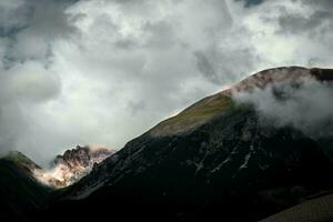 utmärkt landskap av livigno i valtellina med dess bergen i de sommar av 2023 foto