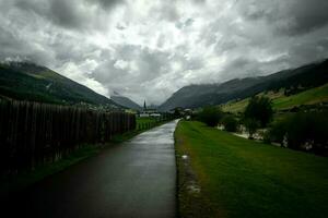 panorama av de stad av livigno, en berg by i valtellina på de gräns med schweiz i juli, sommar 2023 foto