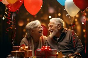 erfarenhet de bestående lycka av senior medborgare som de dela med sig de kärlek och skratt av en Hem fylld med gåvor och festlig ballonger, en testamente till de skönhet av åldring graciöst. foto