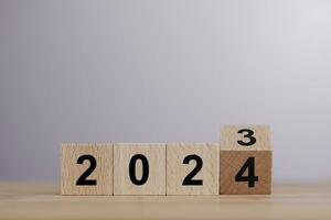 från 2023 till 2024. vända av 2023 till 2024 på trä- kub block. början och Start av de ny år 2024. förberedelse för ny år, liv, företag, planen, mål, mål och strategi begrepp. foto