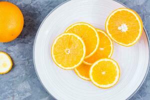 bitar av färsk orange på en tallrik på de tabell. vitaminer, diet och kraft. närbild foto