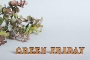 grön fredag begrepp brev och gren på grön bakgrund foto