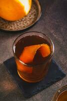 brun Smör whisky cocktail och orange krydda i en glas på de tabell vertikal se foto