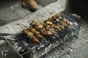 topp se av sate eller satay, traditionell mat från indonesien är varelse grillad på eldig träkol. foto