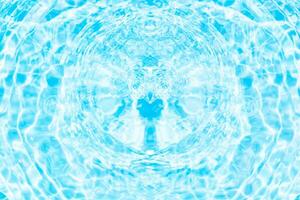 defokusering suddig transparent blå färgad klar lugna vatten yta textur med stänk reflexion. trendig abstrakt natur bakgrund. vatten vågor i solljus med kopia Plats. blå vattenfärg glans. foto