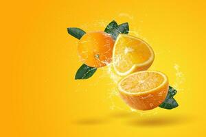 kreativ layout tillverkad från färsk skivad apelsiner och orange frukt med vatten stänk på ett orange bakgrund. foto