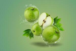 vatten stänk på färsk grön äpple på en grön bakgrund foto
