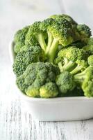 färsk broccoli på de vit skål foto