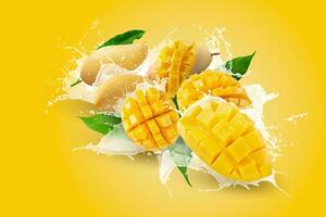 kreativ layout tillverkad från mango frukt med mango kuber och skivor och stänk på en orange bakgrund foto
