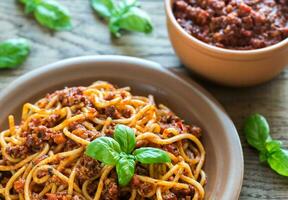 spaghetti med bolognese sås på de trä- bakgrund foto