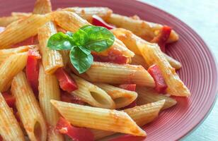 penne med tomat sås och färsk peppar foto