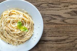 cacio e pepe - spaghetti med ost och peppar foto