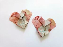indonesiska rupiah pengar i hjärta formad. illustration för dela räkningen med partner foto