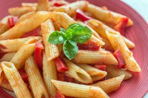 penne med tomat sås och färsk peppar foto