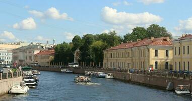 sankt petersburg ryssland - 10 15 2023 de vägbank av de Moyka flod i st. petersburg - ryssland foto