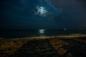 natt se av de turkiska stad av alanya med lampor på de kulle foto