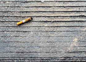 cigarettstumpen släpptes på betonggolvet foto