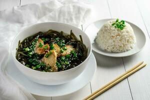 koreanska tång soppa med kött i en vit skål och kokt ris. födelsedag soppa. traditionell koreanska kök. friska äter. graviditet. beställnings. foto