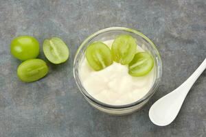 friska yoghurt med färsk vindruvor foto