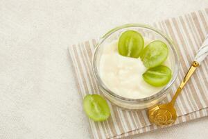 friska yoghurt med färsk vindruvor foto
