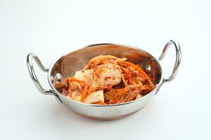 kimchi eller kimci, en traditionell koreanska mat, inlagd jäst grönsaker med en kryddad krydda foto