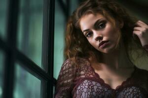 en skön kvinna i en lacy topp lutande mot en fönster generativ ai foto