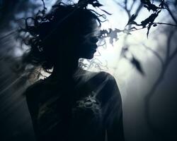 en kvinna är silhouetted i de mörk med henne hår blåser i de vind generativ ai foto