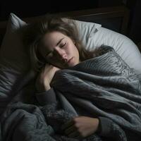 en kvinna är sovande i säng med henne ögon stängd generativ ai foto